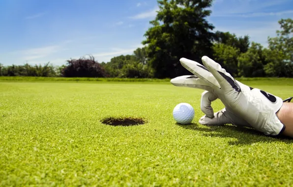 Картинка небо, газон, спорт, игра, мяч, рука, лунка, гольф