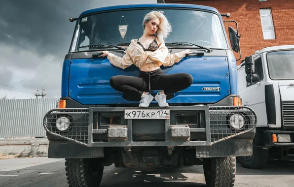 Картинка девушка, поза, грузовик, ножки, Антон Харисов