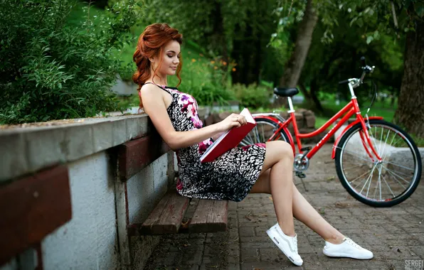 Картинка девушка, природа, велосипед, поза, парк, прическа, книга, Томашев Сергей