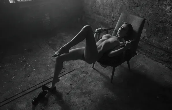 Эротика, стул, заброшенное здание, черно белая фотография, Daria Klepikova, Marta Gromova, поза в кресле, модель …