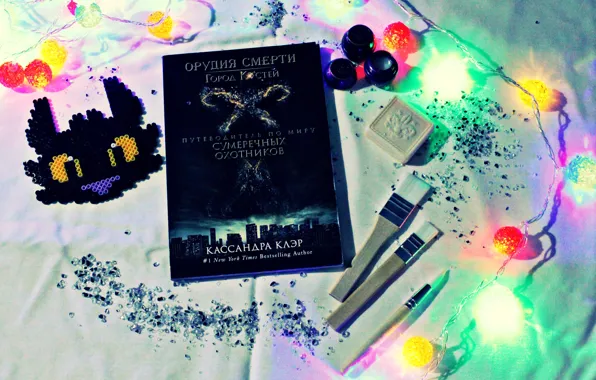 Осколки, новый год, книга, glass, гирлянда, кисти, кисточки, book