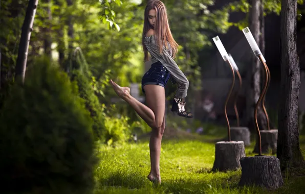 Картинка lights, girl, grass, Model, shorts, long hair, legs, trees