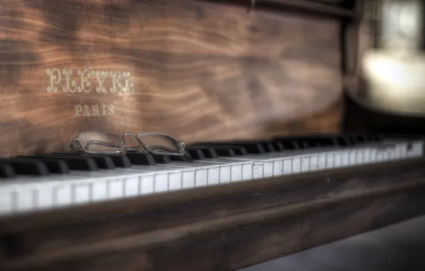 Музыка, очки, пианино