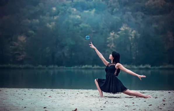 Картинка девушка, берег, танец, мыльный пузырь, Leslie Boulnois