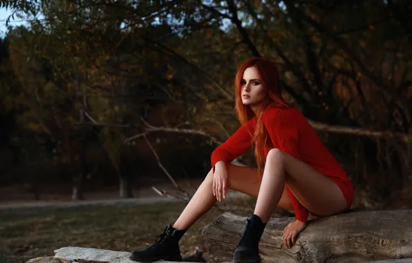 Картинка девушка, поза, ноги, ботинки, рыжая, бревно, рыжеволосая, свитер