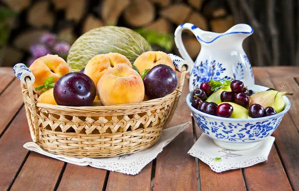 Картинка вишня, ягоды, стол, тарелка, кувшин, фрукты, корзинка, персики