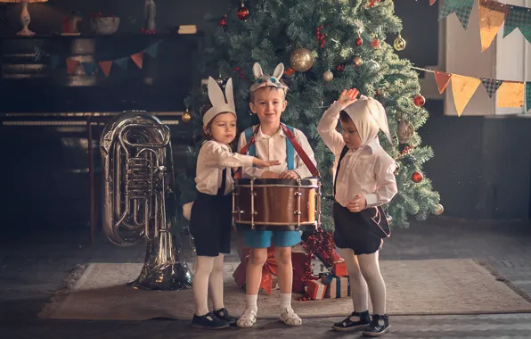 Картинка дети, праздник, новый год, труба, инструменты, ёлка, маски, барабан