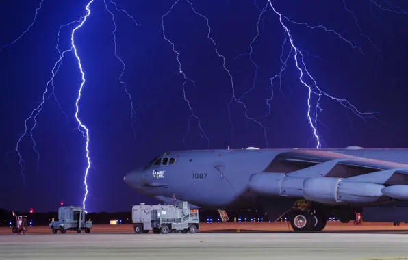 Картинка гроза, ночь, молнии, бомбардировщик, аэродром, B-52H, Stratofortres, Boeing B-52