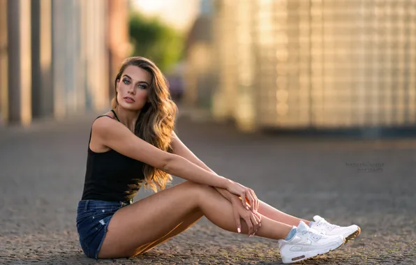 Картинка city, road, shorts, model, look, snickers, gril, Lucie Syrohova