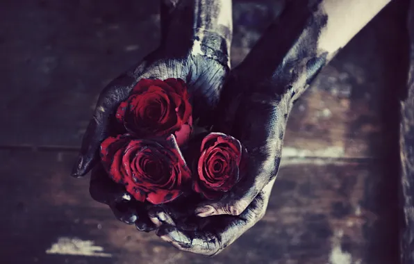 Картинка розы, руки, грязь