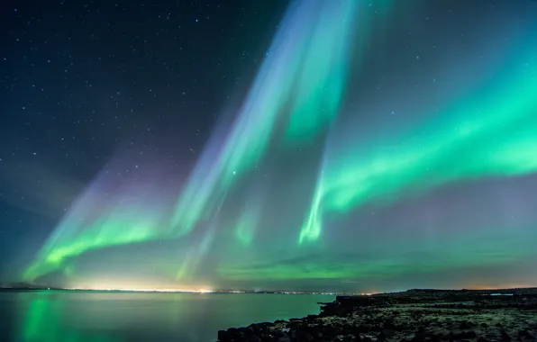 Картинка море, небо, ночь, огни, побережье, звёзды, северное сияние, Исландия