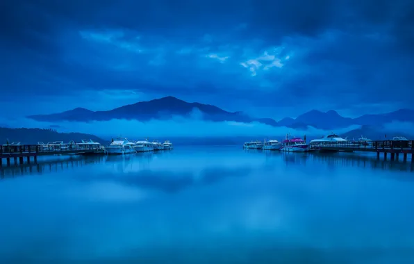 Картинка горы, тучи, туман, пристань, лодки, залив