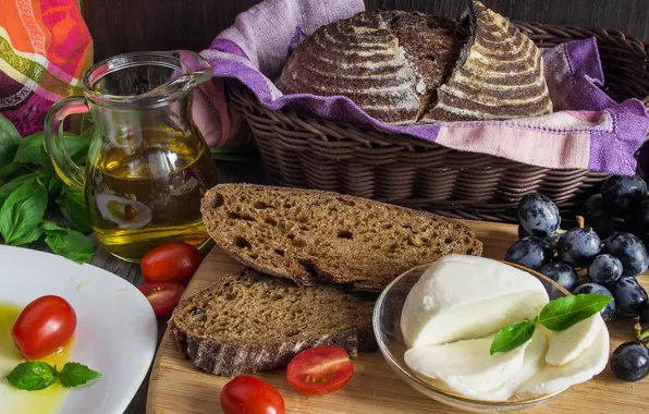 Масло, сыр, хлеб, виноград, помидоры, базилик