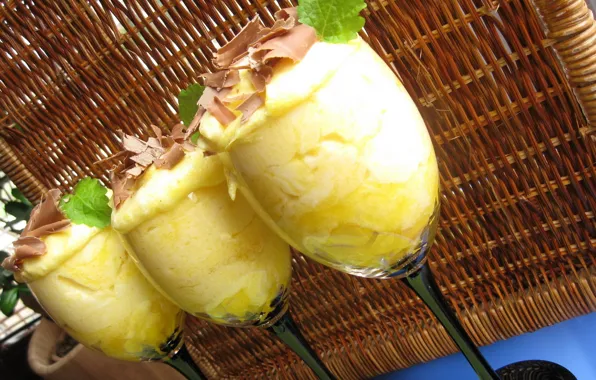 Мороженое, три бокала, плетёнка