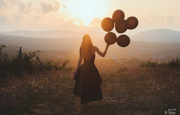 Картинка девушка, пейзаж, закат, вечер, платье, воздушные шарики