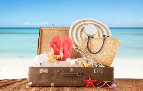 Картинка песок, море, доски, бутылка, шляпа, очки, ракушки, чемодан