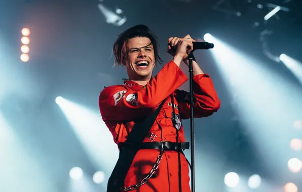 Улыбка, костюм, концерт, микрофон, парень, певец, Yungblud, Британский певец