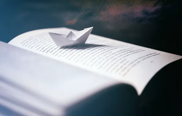 Макро, книга, бумажный кораблик