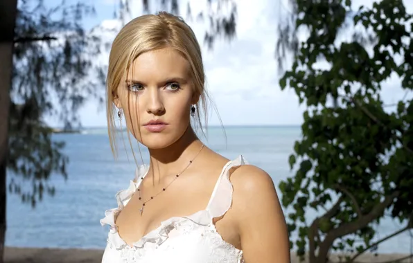 Взгляд, деревья, поза, фон, актриса, блондинка, Maggie Grace, trees