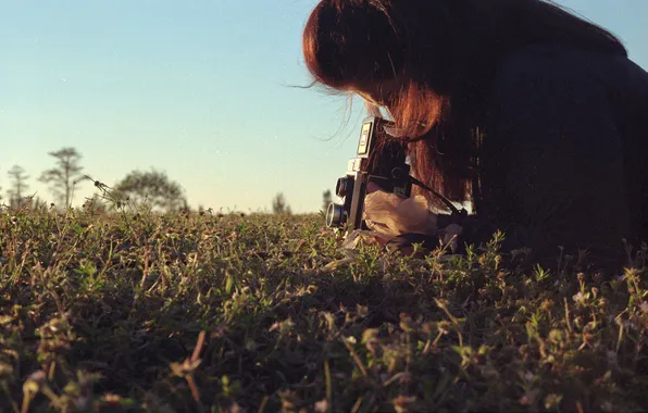 Картинка трава, Девушка, фотоаппарат, фотограф