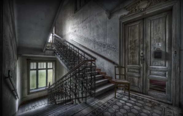 Дверь, стул, лестница