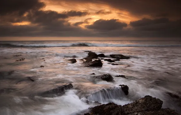 Картинка небо, закат, тучи, камни, океан, берег, вечер, Калифорния