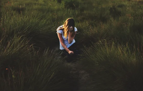 Трава, девушка, одиночество, солнечный свет