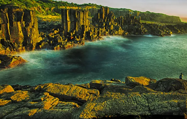 Картинка море, небо, камни, скалы, рыбак