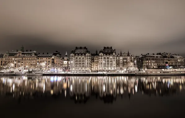 Картинка ночь, отражение, дома, фонари, Стокгольм, Швеция, теплоходы, залив Нибровикен