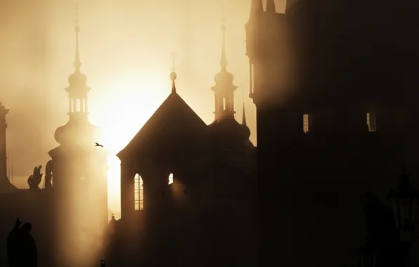 Картинка солнце, город, туман, рассвет, здания, башня, Прага, Чехия