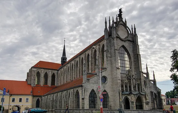 Картинка небо, облака, улица, Чехия, Кутна-Гора, церковь успения богородицы