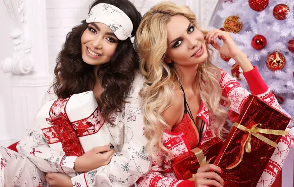 Картинка девушка, улыбка, праздник, коробка, подарок, игрушка, две, елка