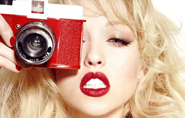 Картинка Девушка, камера, блондинка, снимает, маникюр, красные губы