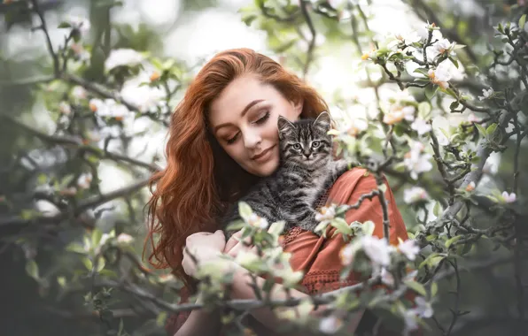 Картинка девушка, поза, сад, рыжая, котёнок, цветение, Natalie Grobe