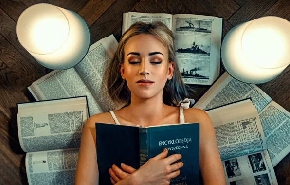 Картинка девушка, поза, лампы, модель, книги, портрет, макияж, прическа