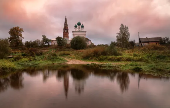 Деревня, храм, где-то в России