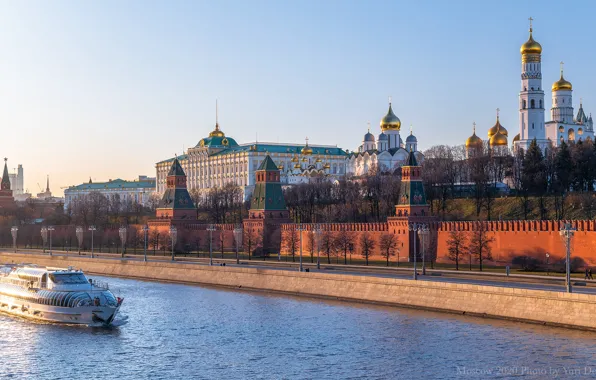 Картинка река, Москва, башни, Россия, набережная, теплоход, храмы, Москва-река