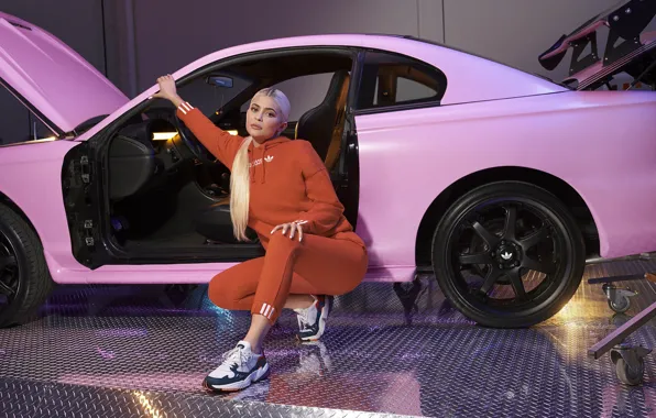 Картинка авто, взгляд, девушка, модель, костюм, Adidas, Kylie Jenner