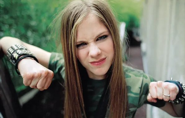 Картинка Девушка, Avril Lavigne, Рок певица, показывает кулаки, сморщила нос