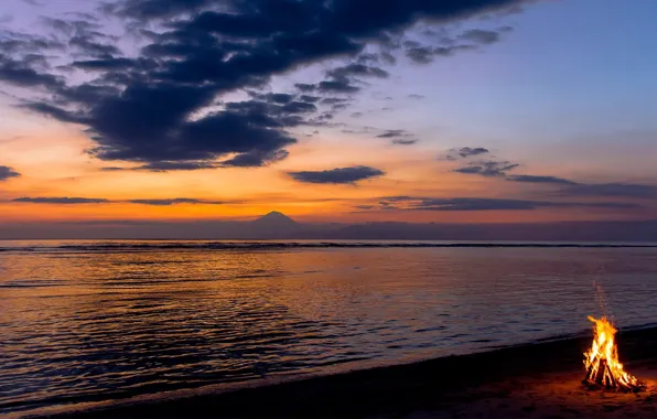 Sea, evening, camp fire