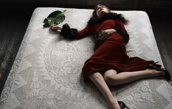 Модель, платье, актриса, фотограф, лежит, в красном, на кровати, Interview