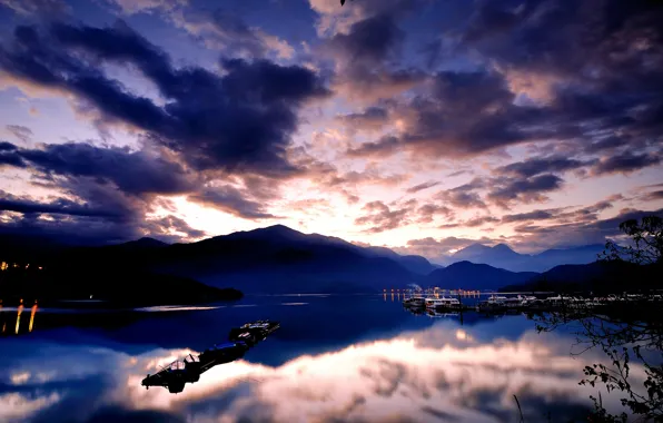 Картинка небо, вода, облака, горы, огни, гладь, отражение, синева