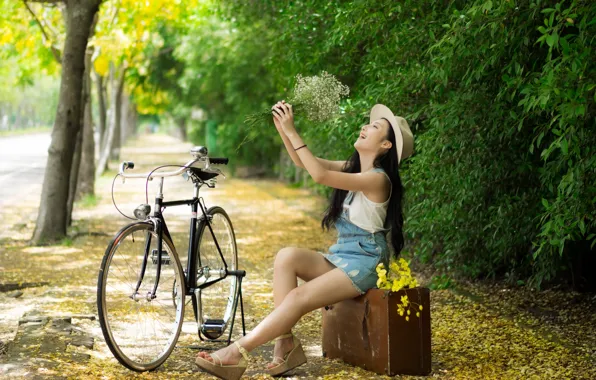 Картинка девушка, велосипед, улыбка, парк, букет, чемодан, азиатка