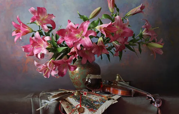 Картинка цветы, стиль, фон, перо, скрипка, лилии, ваза, натюрморт