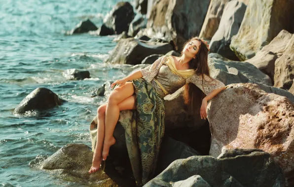 Картинка море, девушка, поза, камни, настроение, скалы, платье, ножки