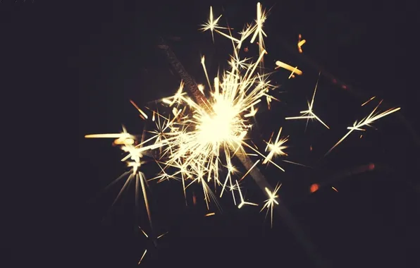 Картинка макро, темный фон, праздник, новый год, искра, освещение, фейерверк, бенгальский огонь