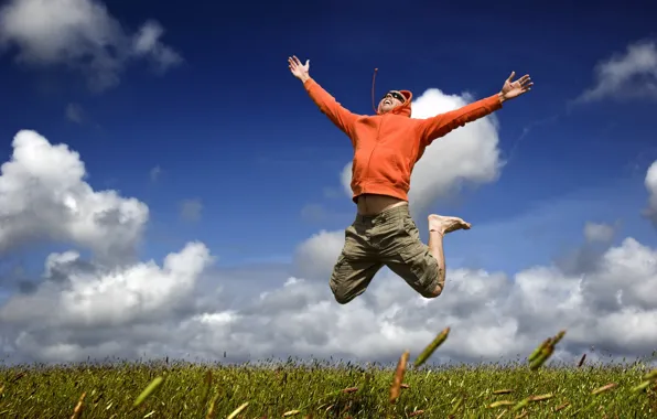 Картинка небо, трава, облака, полет, радость, счастье, настроение, прыжок, мужчина, парень