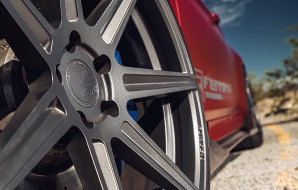Картинка дорога, авто, макро, красный, диск, BMW M4