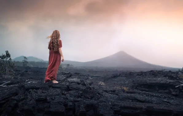 Картинка небо, девушка, облака, горы, туман, камни, пасмурно, настроение, волосы, ситуация, вулкан, платье, дымка, Исландия, одинокая, …
