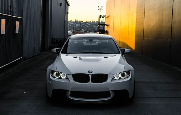 Картинка белый, свет, bmw, бмв, white, переулок, передок, дневной, e92